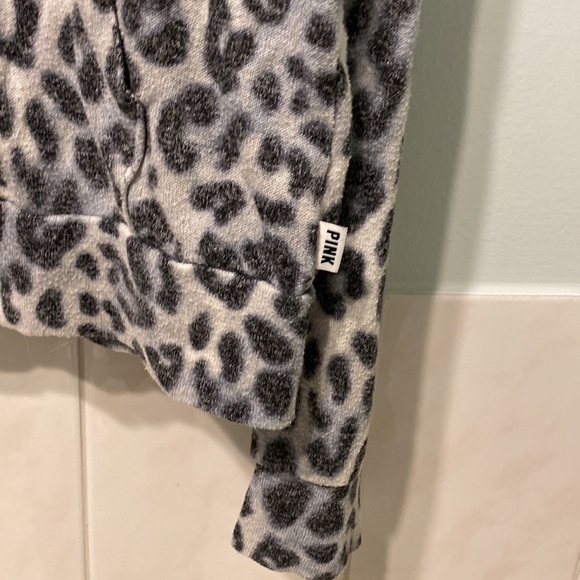 🌸PINK XS ZIPPER HOODIE BLACK/GREEN CHEETAH 🐆 PRINT, HANGS VERY SENSUAL - Picture 3 of 5